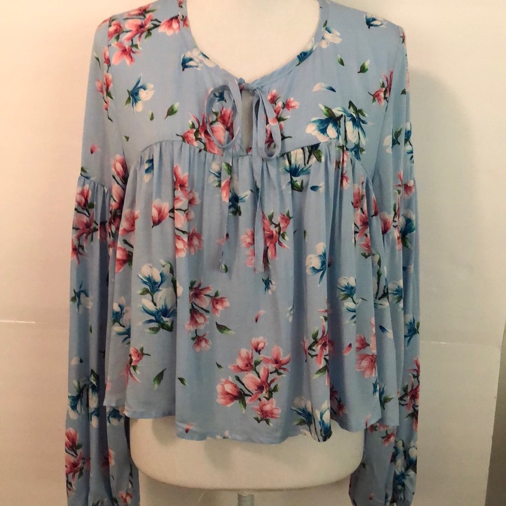 Flowery floral top with balloon sleeves